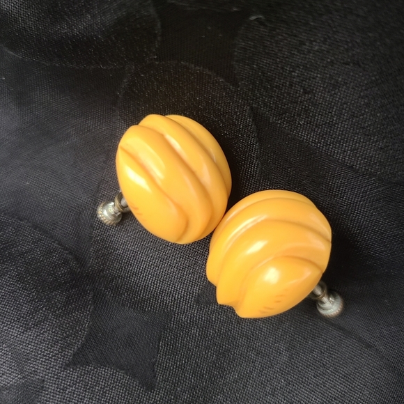 Bakelite Unsigned Jewelry - Vintage Small Honey-colored Bakelite Earrings